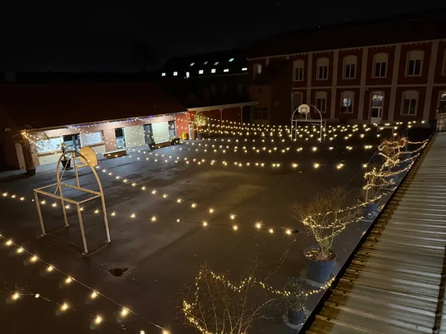 La cour du collège illuminée de guirlandes, un soir de fête pour les 170 ans.
