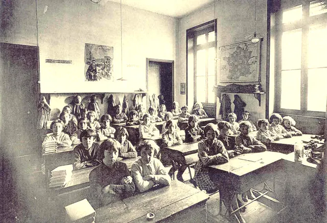 Une classe du collège en 1930, en photo d’époque.