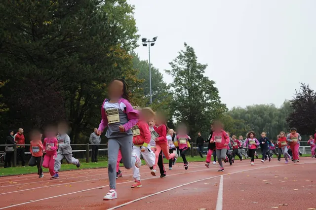 Des élèves courent sur une piste d’athlétisme.
