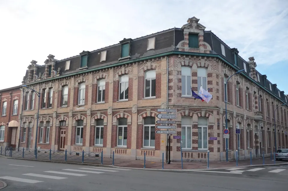 La façade en briques du Collège Sacré-Cœur, à Halluin.