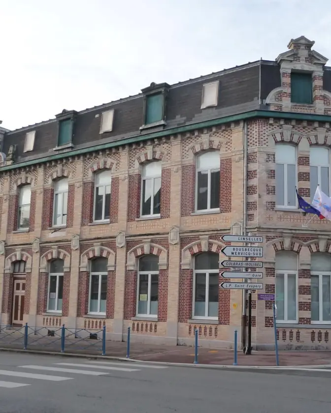 La façade en briques du Collège Sacré-Cœur, à Halluin.