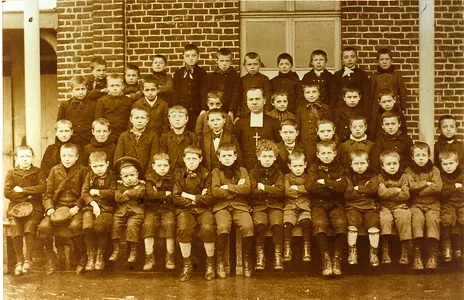 Photo de classe ancienne, en noir et blanc, des élèves de l’école du Sacré-Cœur.