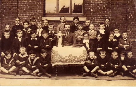 Photo de classe de 1921 : les élèves en rangs, avec leur maître, M. Bauduin.