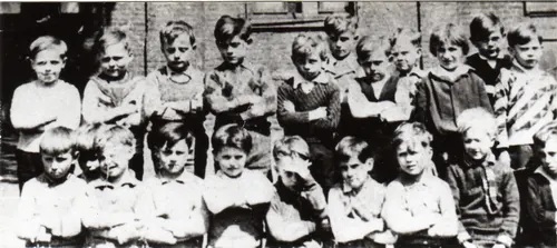 Photo de classe de 1935, en noir et blanc.