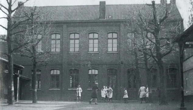 Un bâtiment d’école en briques : l’ancienne école mariste du centre-ville.