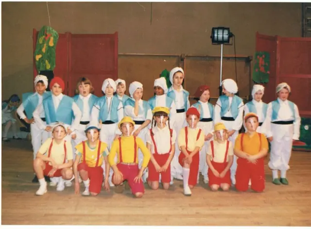 Des élèves costumés lors de la fête de l’école, en 1983-1984.