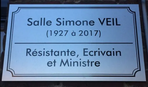La plaque de la salle Simone-Veil : « Salle Simone Veil (1927-2017), résistante, écrivain et ministre ».