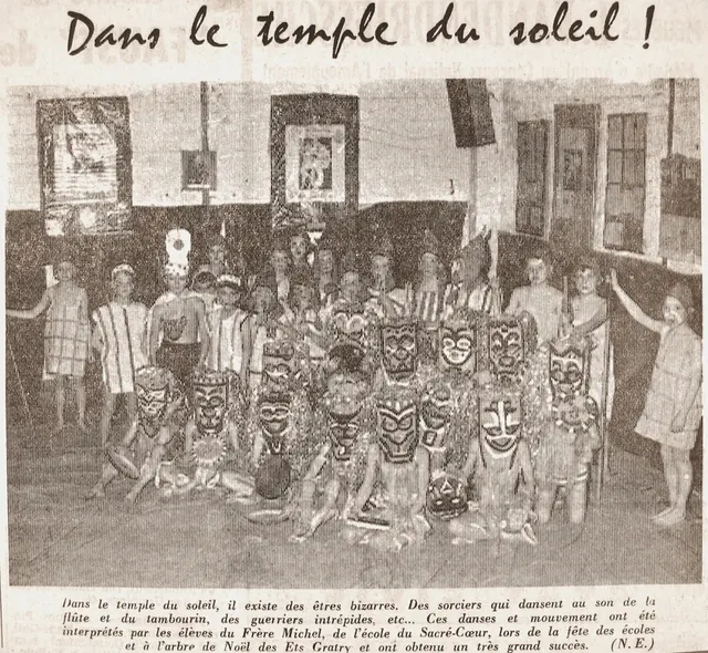 Des élèves costumés sur scène, pour un spectacle sur Buffalo Bill dans les années 1960.