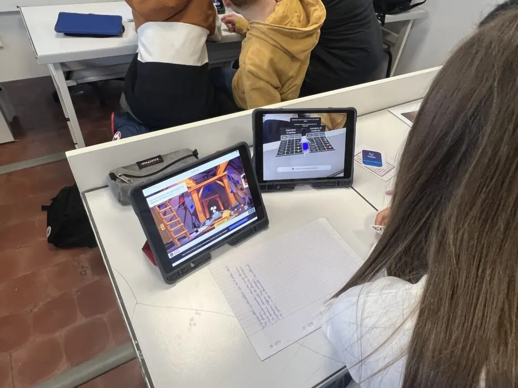 Des élèves travaillent en classe sur leur iPad.
