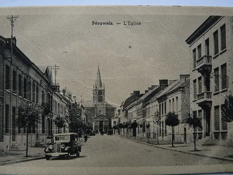 Carte postale ancienne de Péruwelz, en Belgique : une rue et son église.