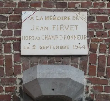 Plaque commémorative : « À la mémoire de Jean Fiévet, mort au champ d’honneur le 2 septembre 1944 ».