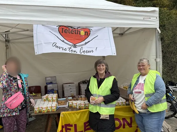 Le stand du collège pour le Téléthon, tenu par des bénévoles en gilet jaune.
