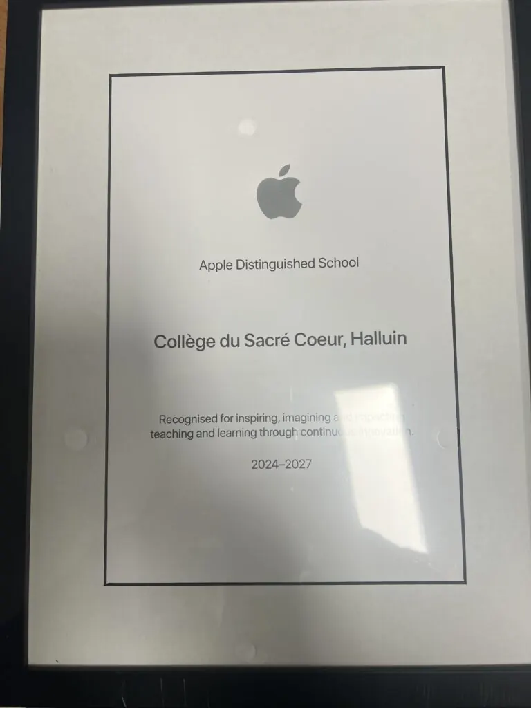 La plaque « Apple Distinguished School, Collège du Sacré Cœur, Halluin, 2024–2027 ».