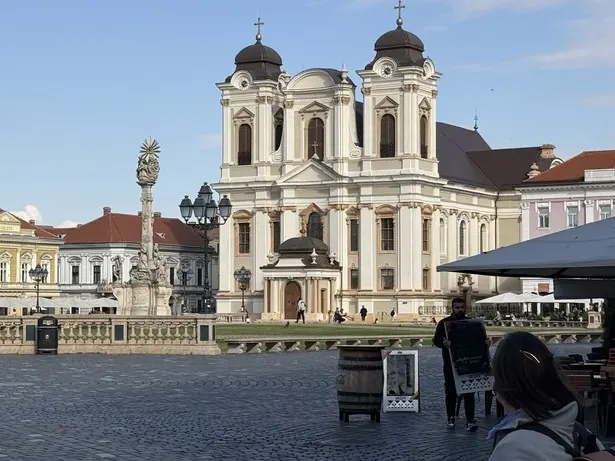 La place de la cathédrale de Timișoara, en Roumanie, lors d’une mobilité Erasmus+ du collège en novembre 2025.